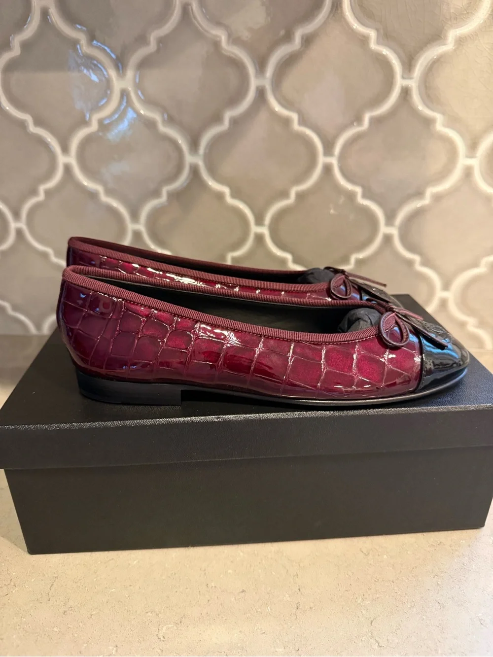 BNWT Chanel 26A Croc Embossed Patent DK Burgundy/Black Ballet Flat Size 36